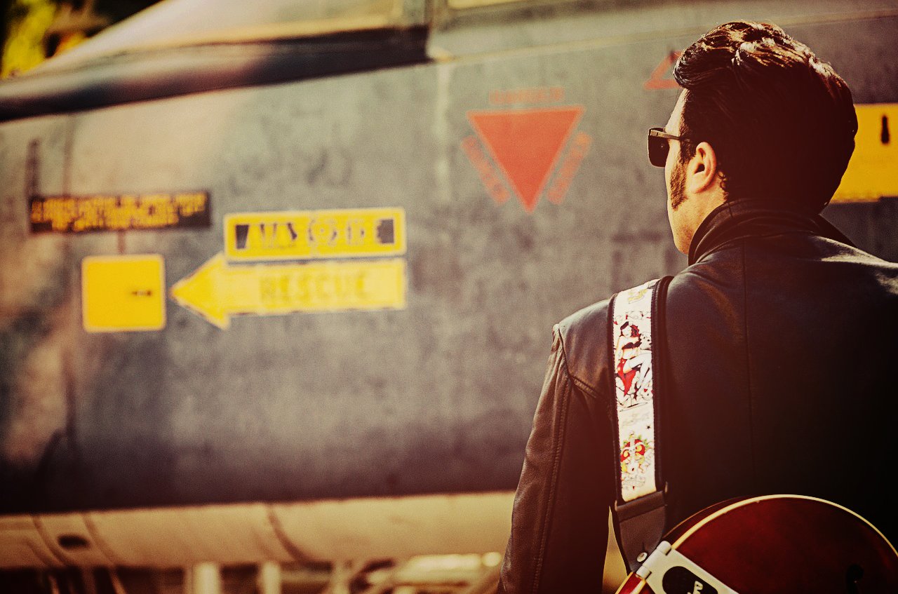 People03 - Web24hub man looking at wall